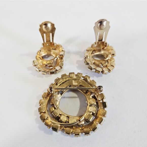 Vintage Demi Parure Open Work Green Glass Rhinestone Brooch Clip On Earring Set - Picture 10 of 11